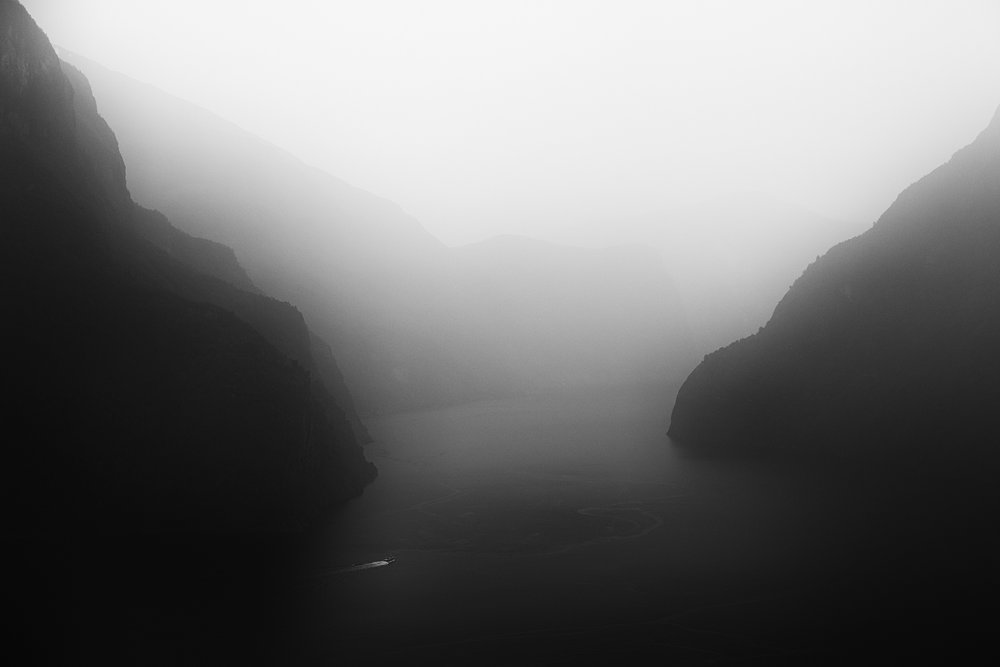 Neblige Fjordgelassenheit von Gustav Davidsson