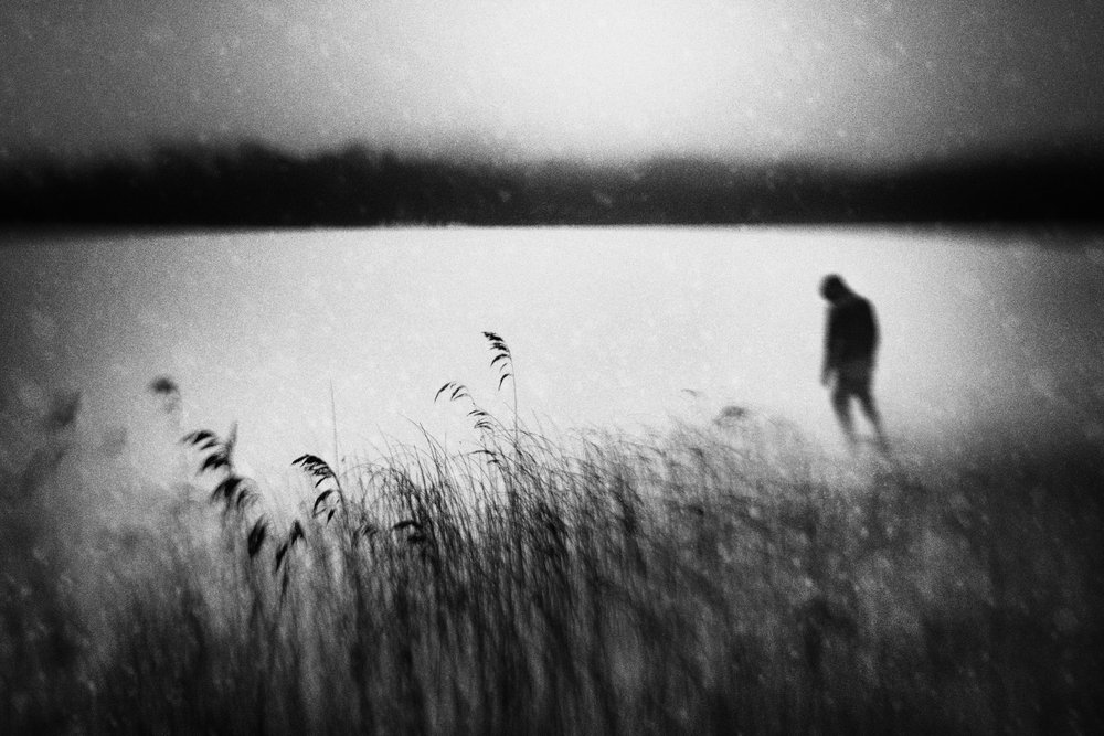 Einsamer Spaziergang am Wasser von Gustav Davidsson