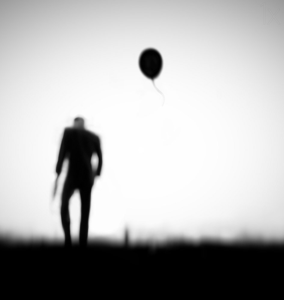 Mann und schwebender Ballon von Hengki Lee
