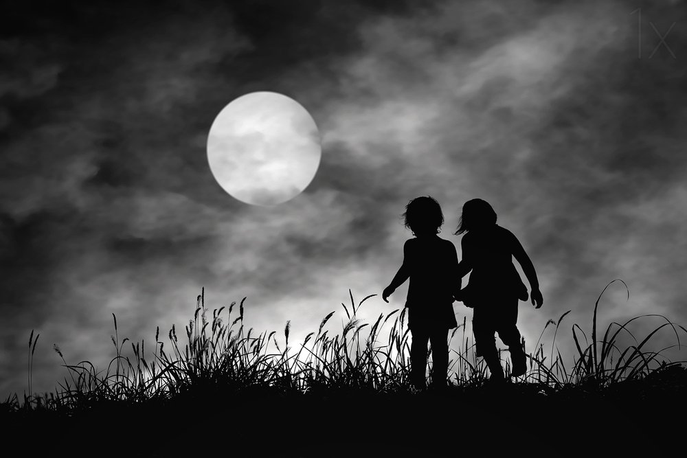 Mondbeschienene Silhouetten beim Gehen von Hengki Lee