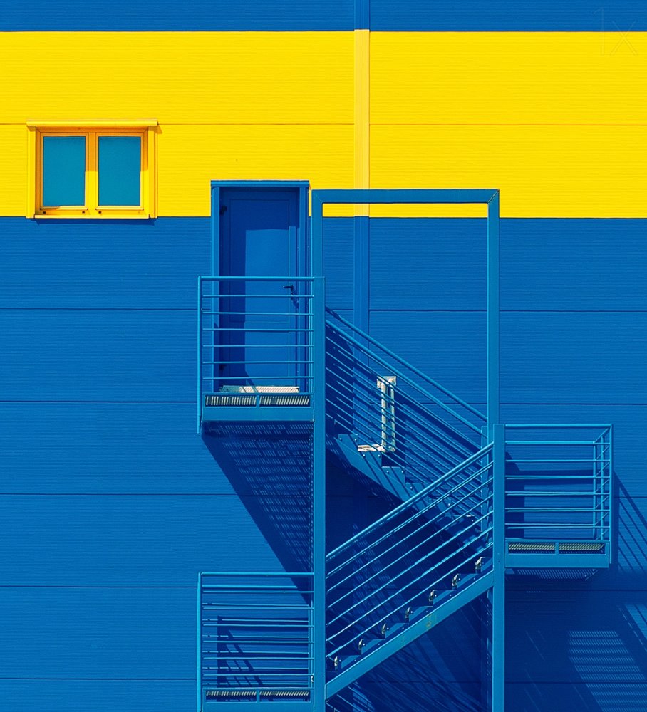 Kühne blau-gelbe Fassade von Igor Bakotic