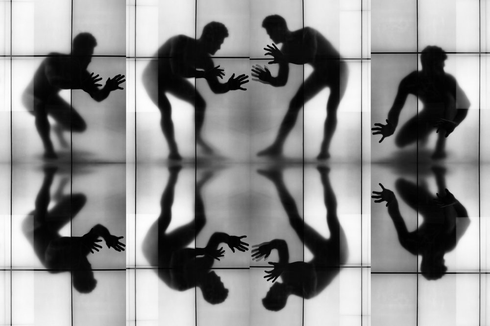 Dynamische Silhouetten reflektiert von Igor Shrayer