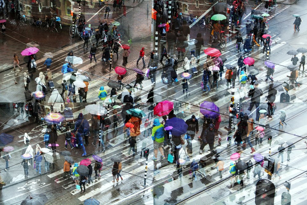 Regnerische Stadt Regenschirme von Igor Shrayer