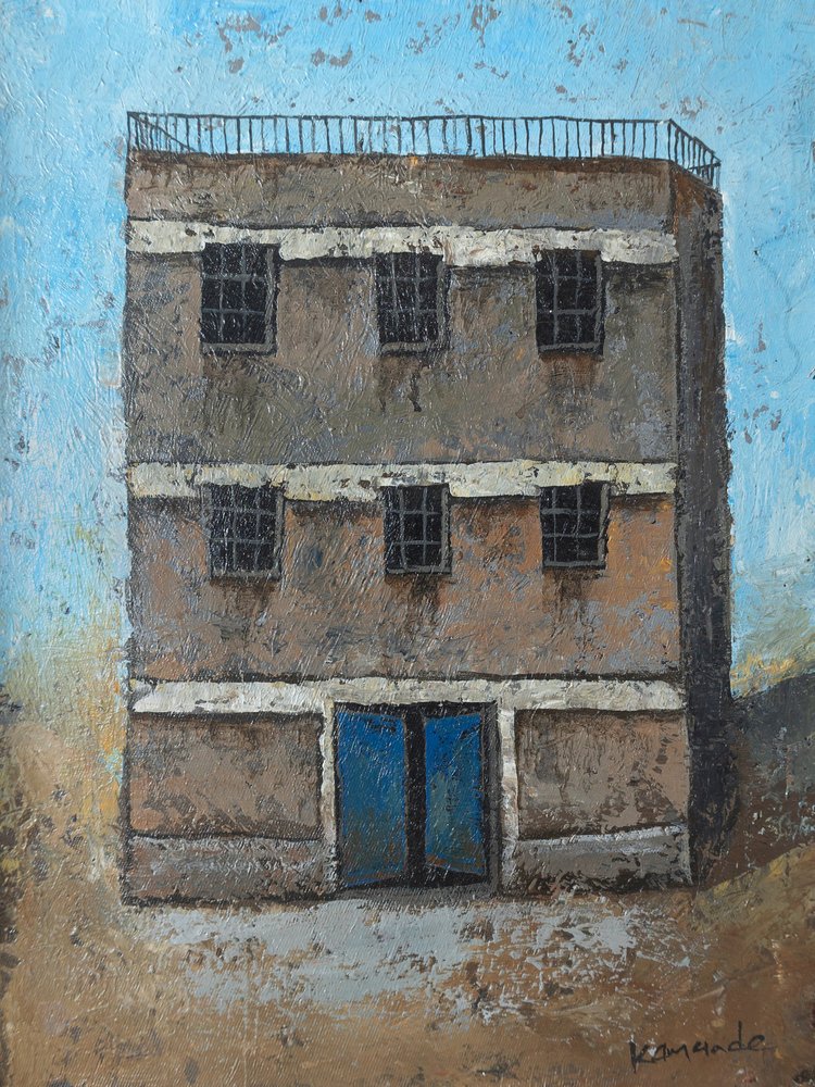 Rustikales Gebäude blaue Tür von James Kamande