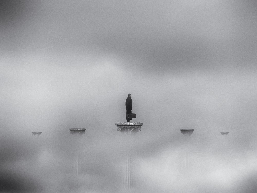 Einsamer Reisender im Nebel von Jeffrey Hummel