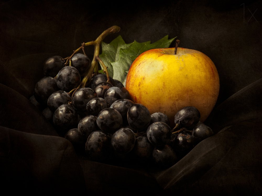 Trauben und goldener Apfel von Jerome Zakka Bajjani