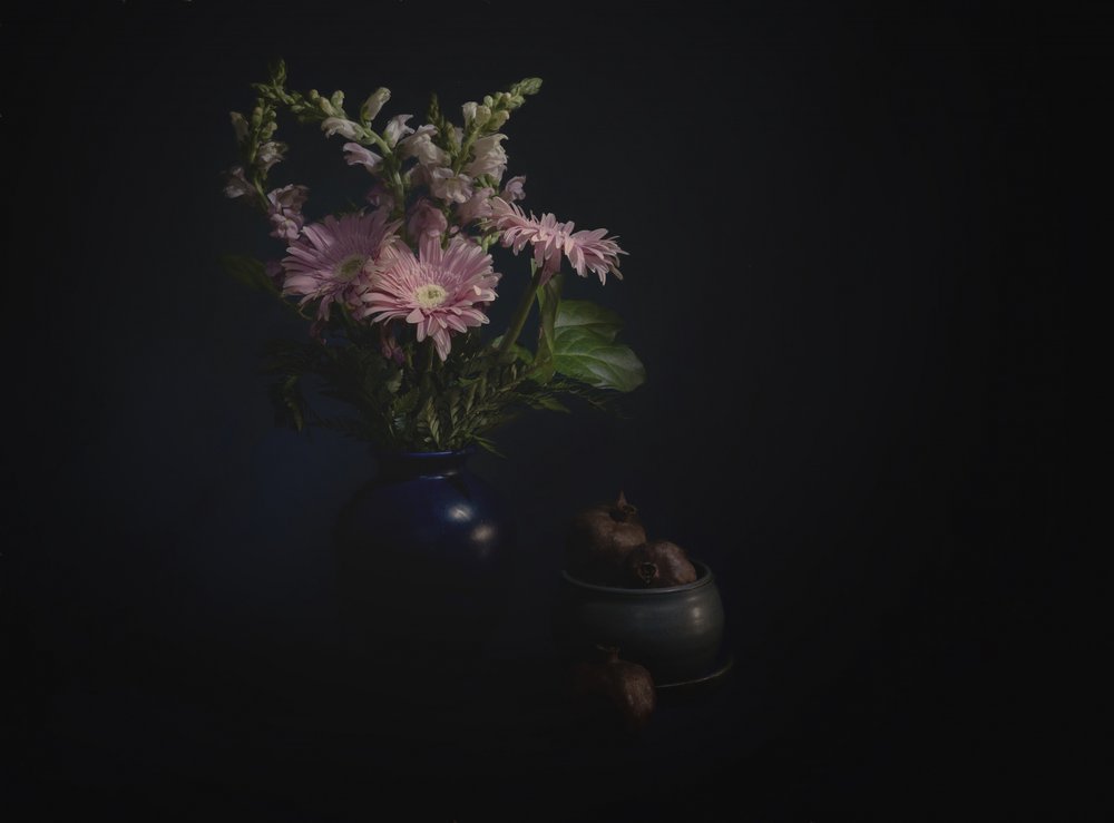 Dunkles Blumenstillleben von John-Mei Zhong
