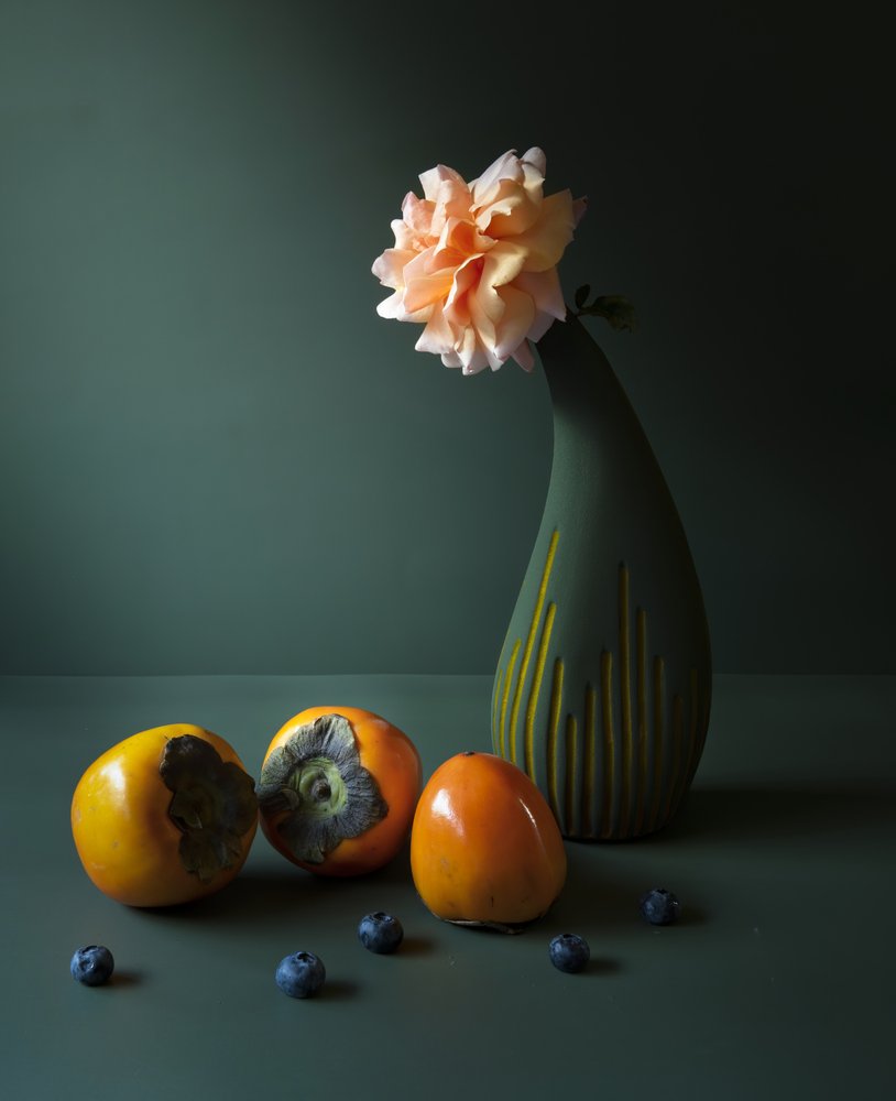 Stimmungsvolle Persimonen und Rose von Judy Tseng