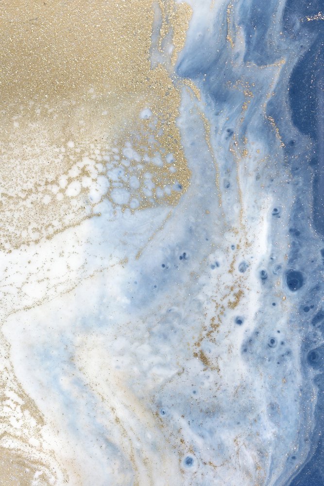 Wirbelnde Blau- und Goldmuster ähneln einer kosmischen Landschaft von Julia Contacessi