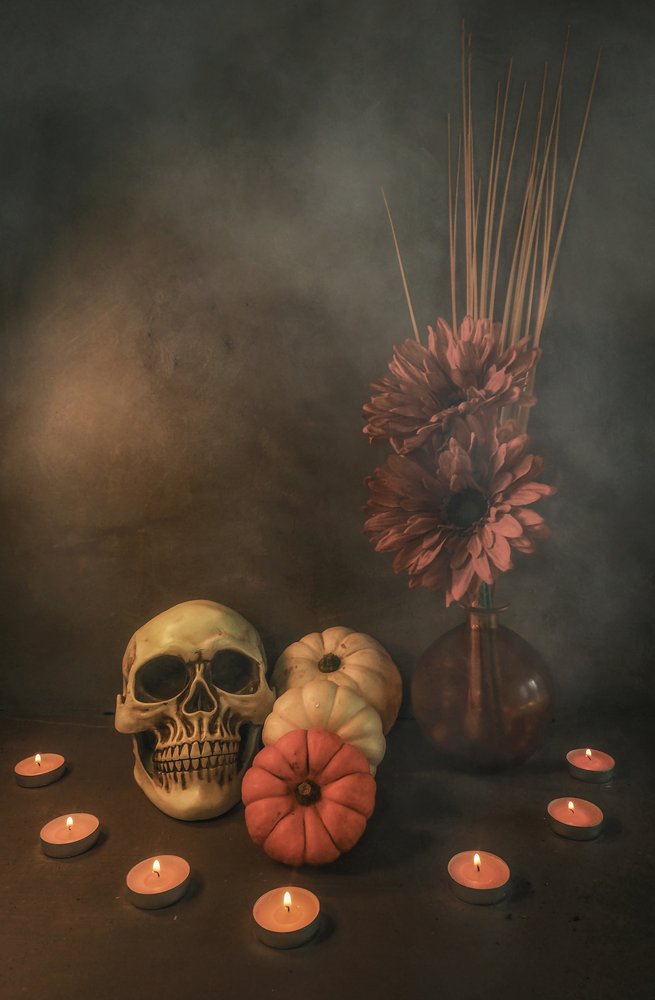 Kerzenbeleuchteter Herbstschädel von Karen Smalley