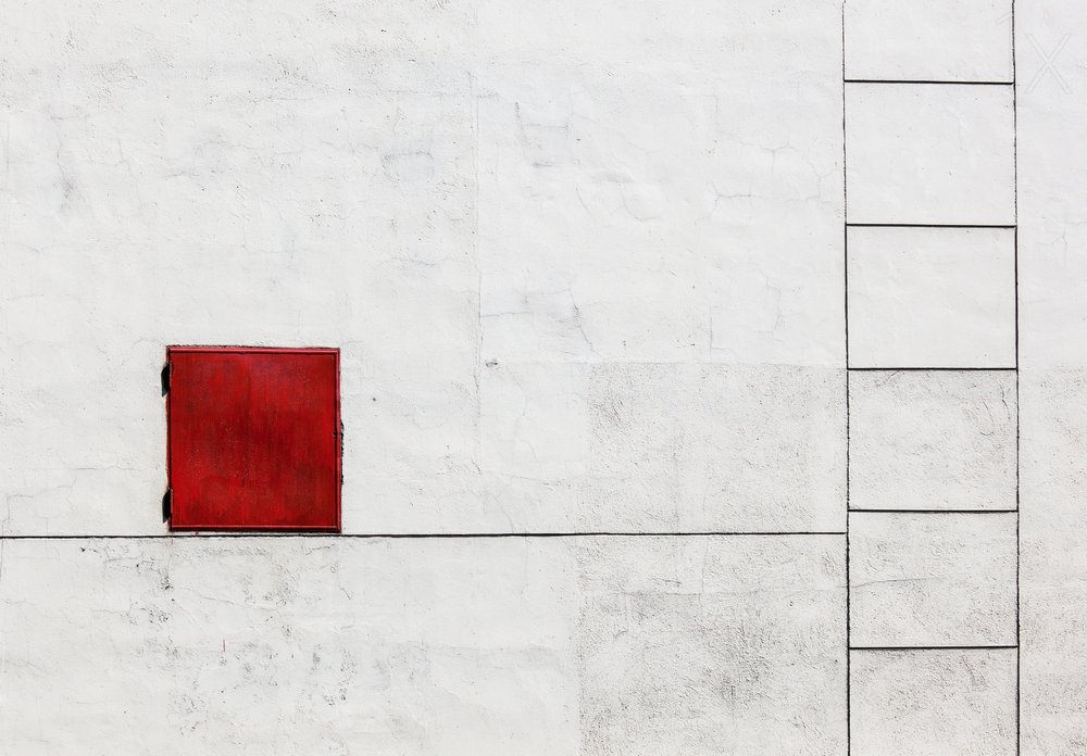 Roter Platz Weiße Wand von Ksenia Voeykova