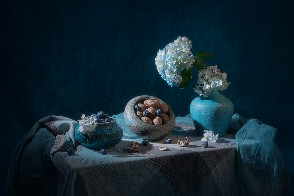Elegantes Blaues Stillleben von Lydia Jacobs