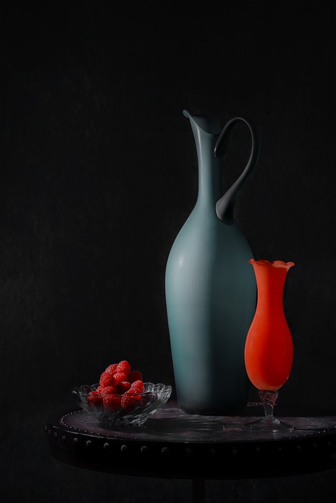 Elegante Vasen und Himbeeren von Lydia Jacobs