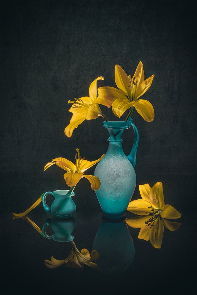 Goldene Lilien Türkise Vasen von Lydia Jacobs