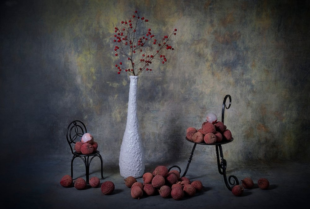Litschis und Beeren Stillleben von Lydia Jacobs