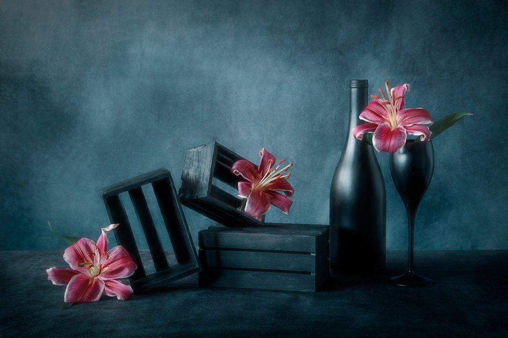 Stimmungsvolle Wein und Lilien von Lydia Jacobs