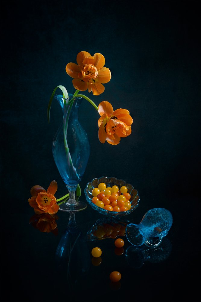 Orange Blüten Blaues Glas von Lydia Jacobs