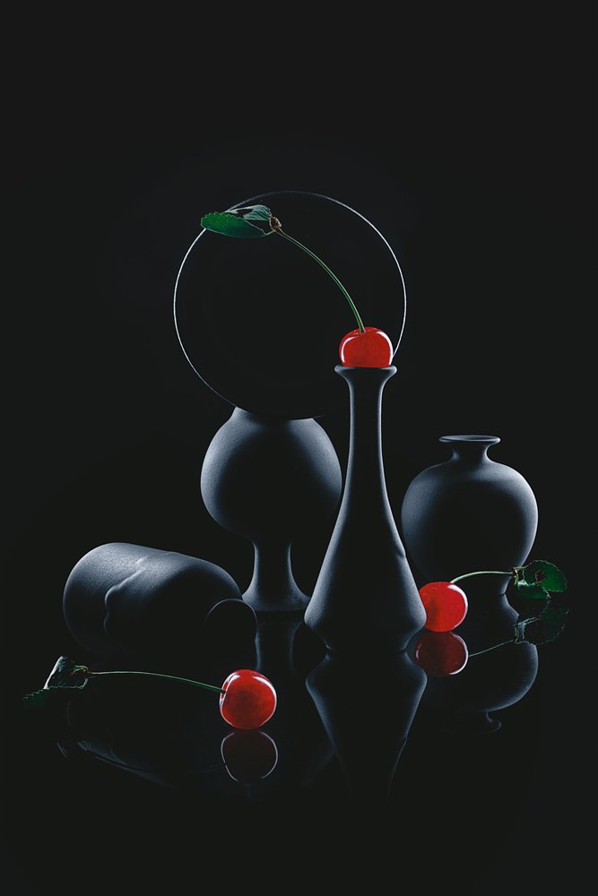 Rote Kirschen Dunkles Stillleben von Lydia Jacobs