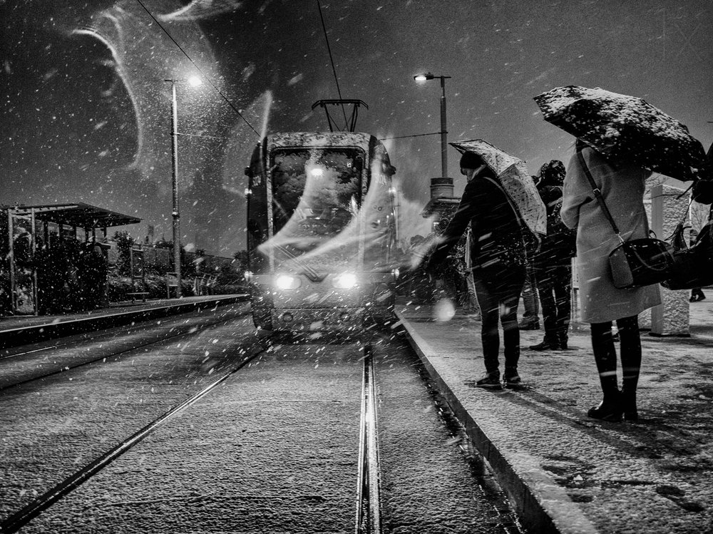 Straßenbahn im Schneefall von Maciej Przeklasa