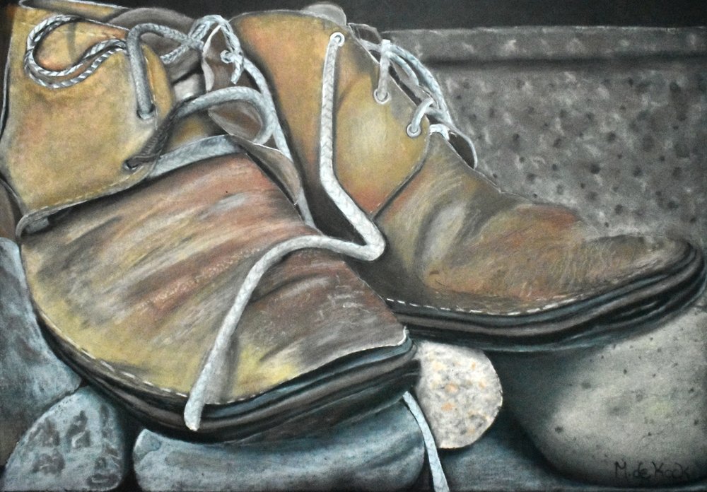 Alte Stiefel auf Felsen von Marchelle de Kock