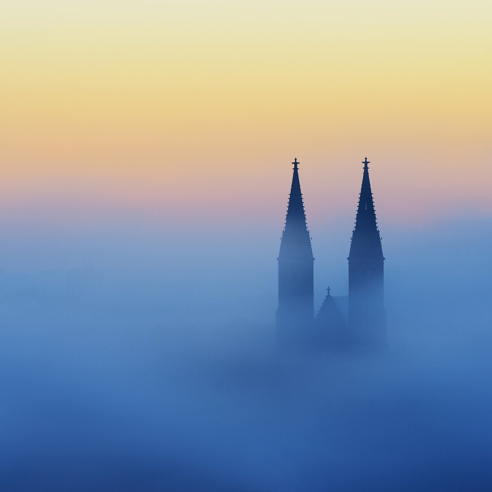 Neblige Kirchturmspitzen von Marek Kijevský