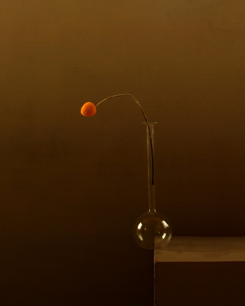 Minimalistische Orange Blume von Margaret Halaby