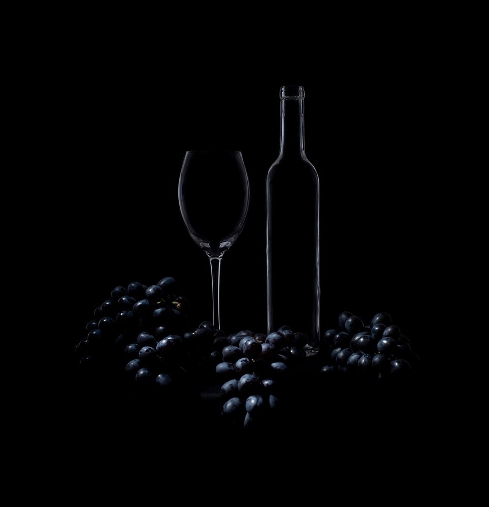 Elegantes Wein-Stillleben von Margareth Perfoncio