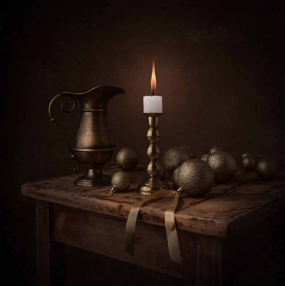 Goldenes Kerzenlicht-Stillleben von Margareth Perfoncio