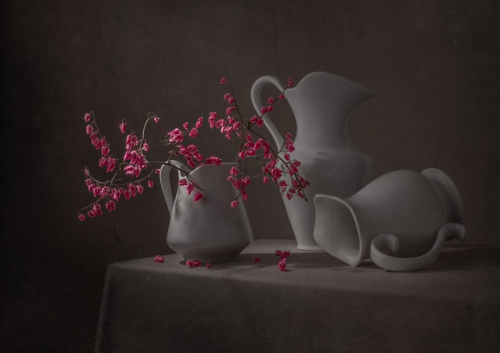 Rosa Blüten und Weiße Krüge von Margareth Perfoncio