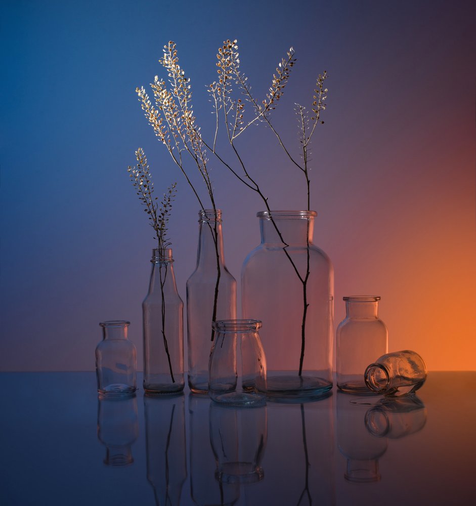 Serenes Glas-Stillleben von Margareth Perfoncio