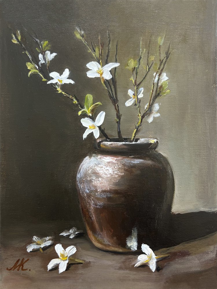 Rustikale Vase mit weißen Blumen von Marina Kozyr