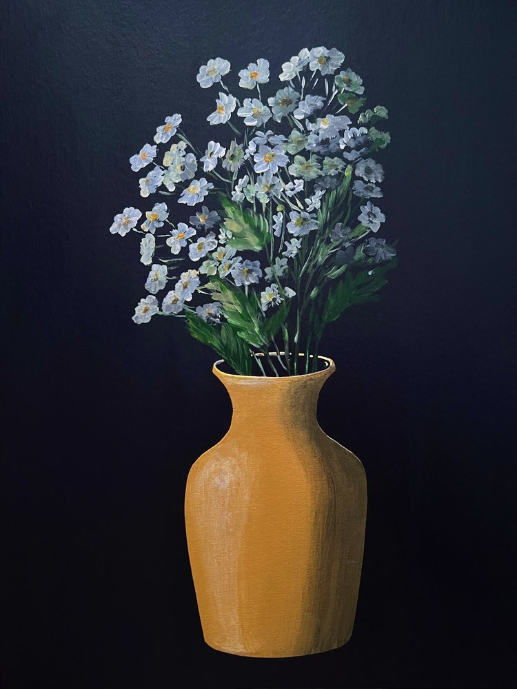 Weiße Blumen in goldener Vase von Marina Kozyr