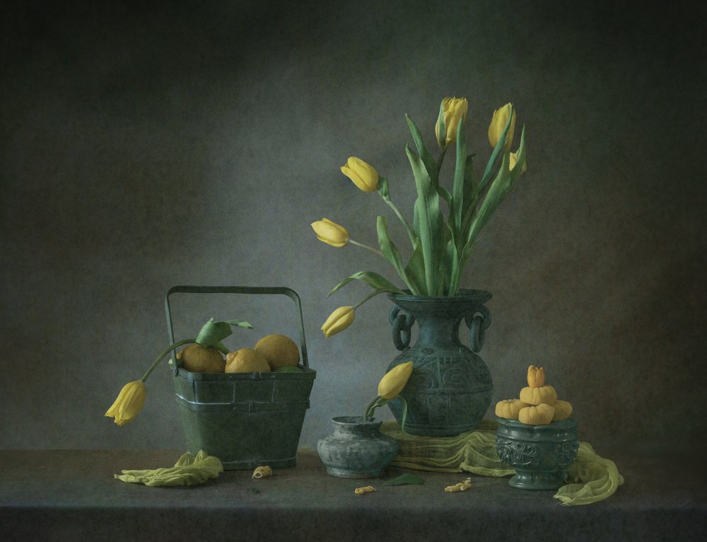 Goldene Tulpen und Zitronen von May G