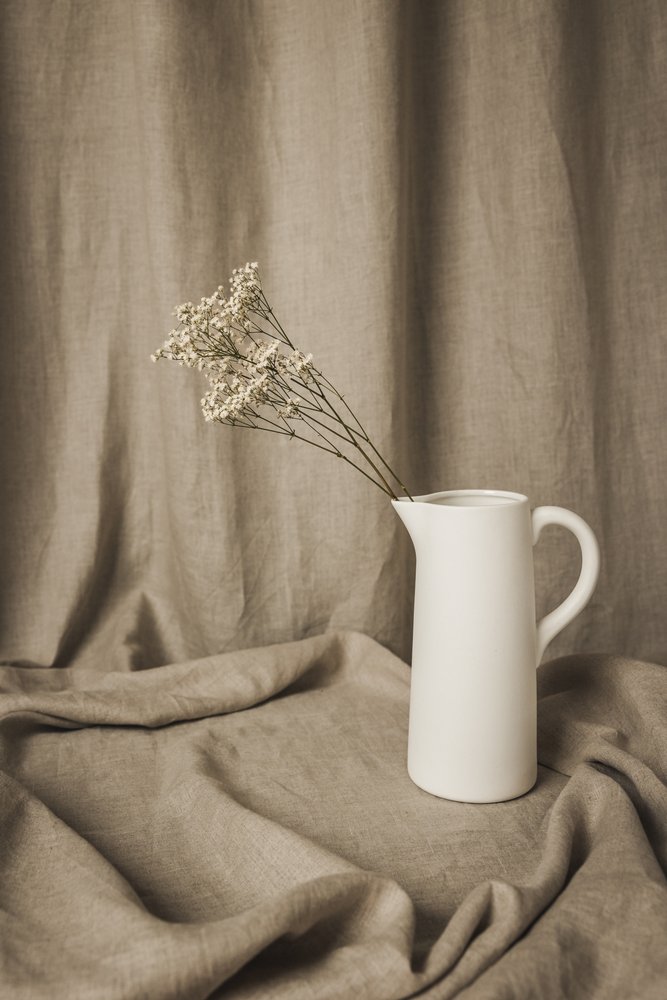 Minimalistisches Blumenstillleben von Mayra Pama