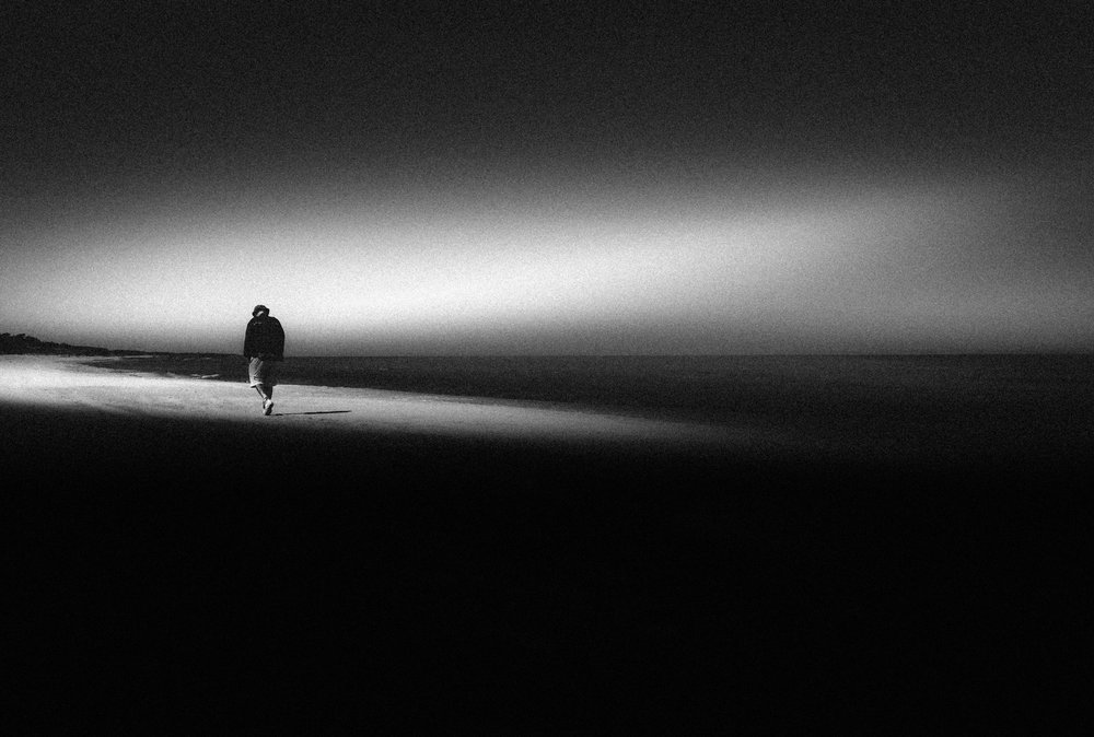 Einsamer Strandspaziergang von Monika Zemojtel
