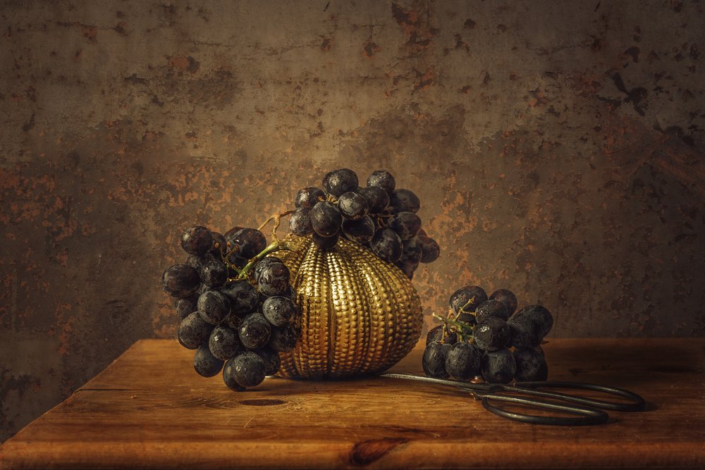 Elegante goldene Trauben-Stillleben von Monique van Velzen
