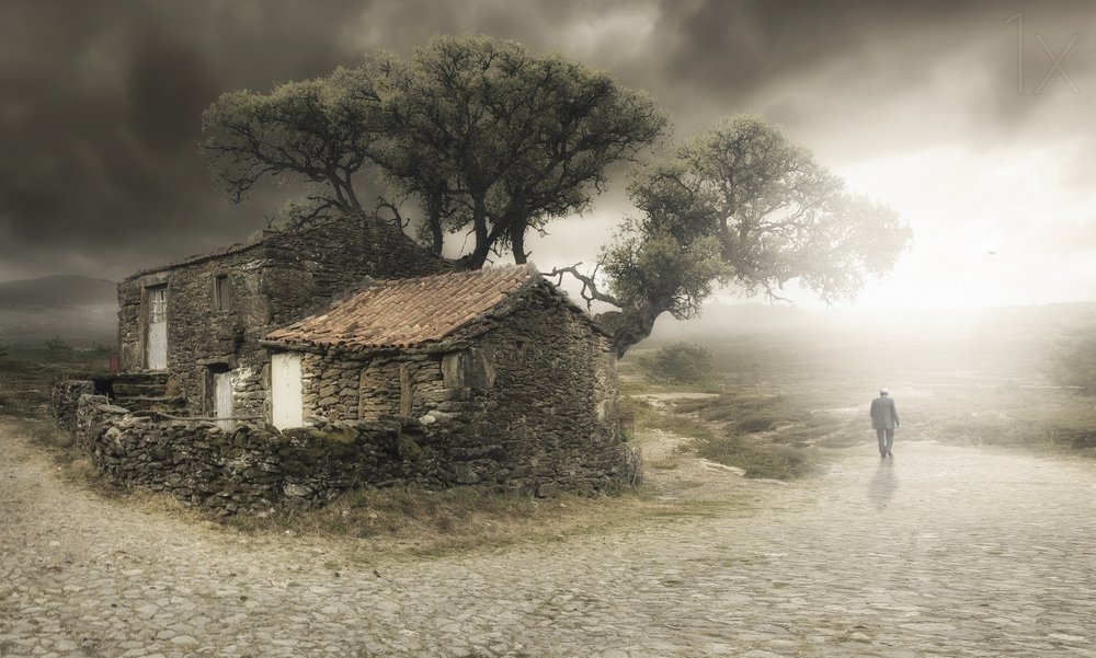 Altes Haus neblige Reise von Nuno Araujo