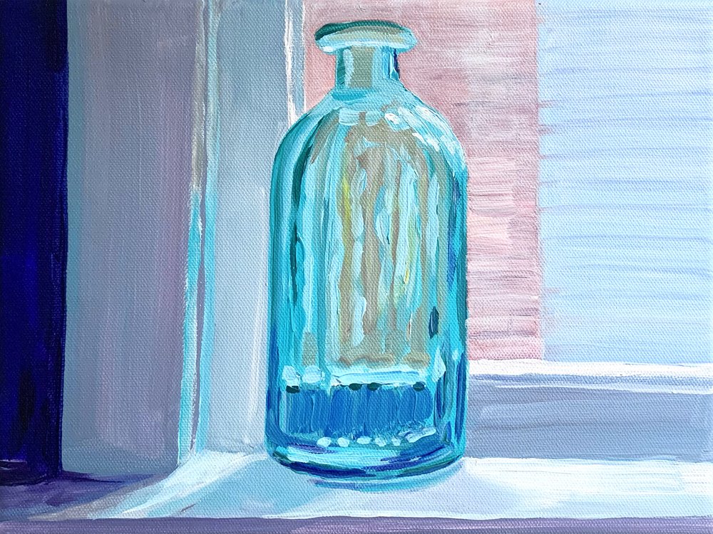 Türkise Flasche im Licht von Pauline Wegman | Key and Sea Creative