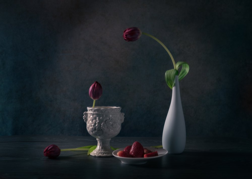 Stimmungsvolle Tulpen und Erdbeeren von Rong Wei