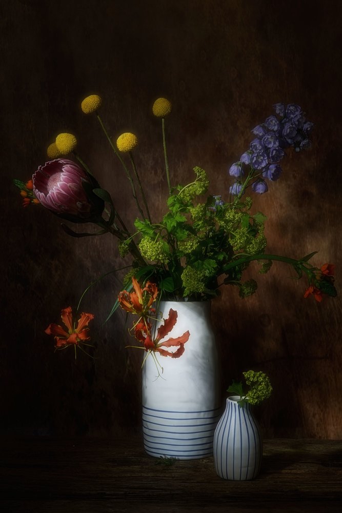 Dunkles Blumenstillleben von Saskia Dingemans