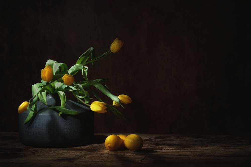 Stimmungsvolle gelbe Tulpen-Stillleben von Saskia Dingemans