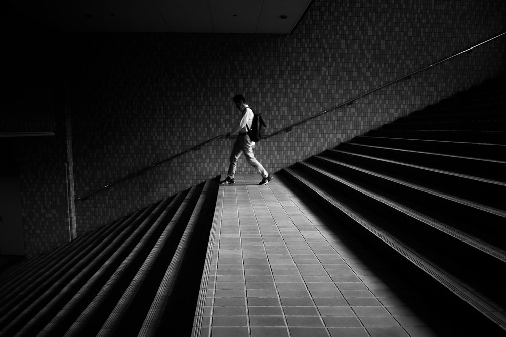 Mann auf Geometrischen Treppen von Satoshi Hata