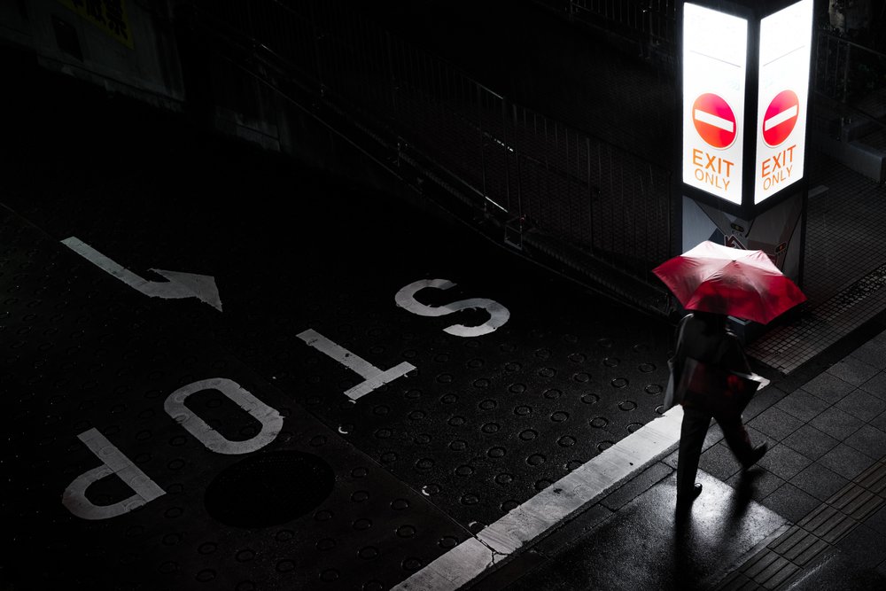 Roter Regenschirm Nachtspaziergang von Satoshi Hata
