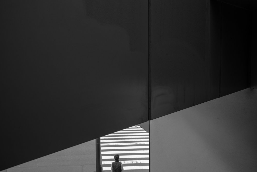 Einsame Figur in urbaner Geometrie von Satoshi Hata