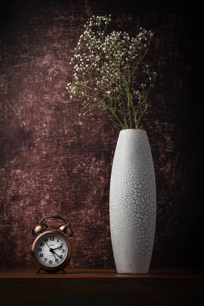 Vintage-Uhr und Blumen von Sumit Dhuper