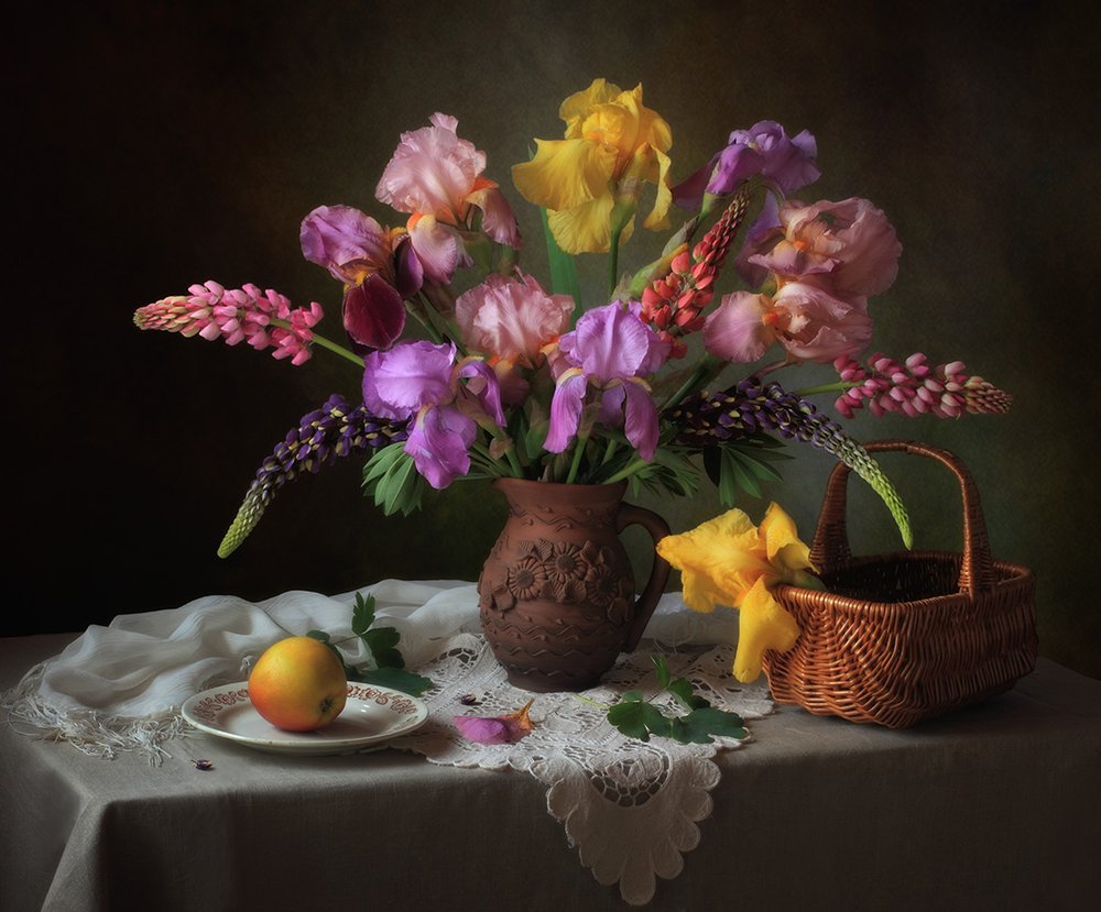 Schwertlilien und Lupinen-Stillleben von Tatyana Skorokhod