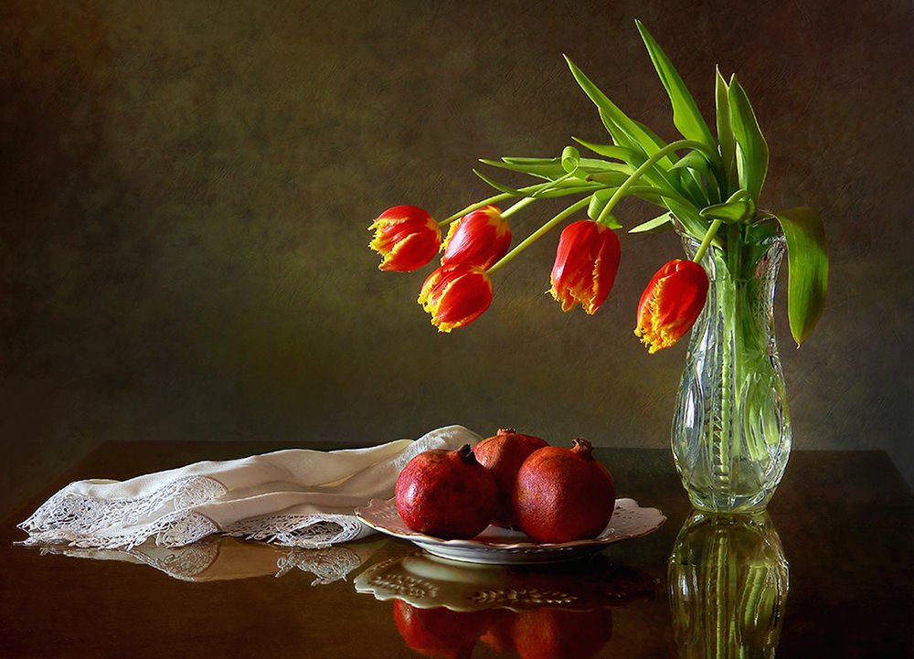Rote Tulpen und Granatäpfel von Tatyana Skorokhod