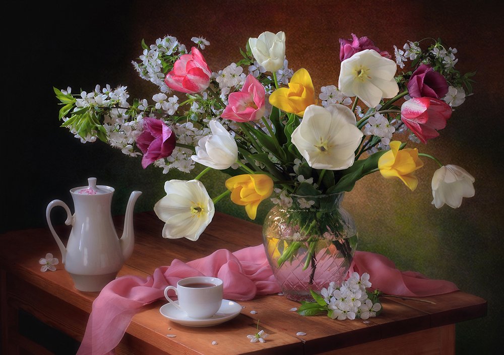 Frühlings-Tulpen und Tee von Tatyana Skorokhod