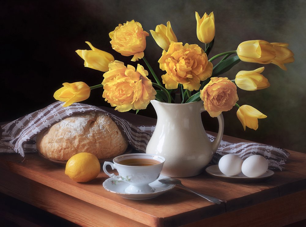 Gelbe Tulpen-Frühstückstisch von Tatyana Skorokhod