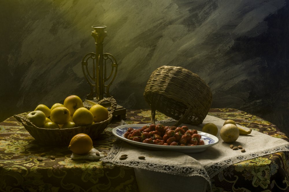 Dunkles Stillleben mit Früchten von UstinaGreen